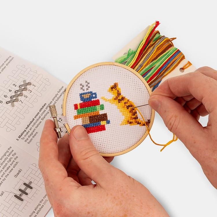 Embroidery Kit - Gat i llibres | Cooperativa autogestionària