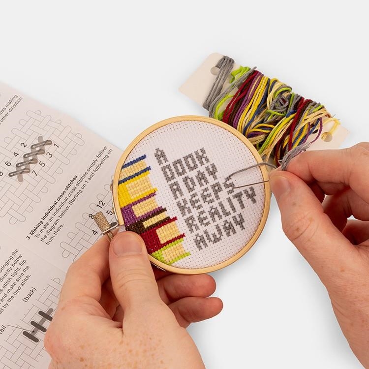 Embroidery Kit - Llibres | Cooperativa autogestionària